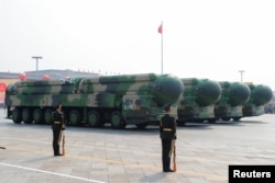 在北京天安门广场举行的国庆阅兵式展示的东风-41洲际战略核导弹。(2019年10月1日)