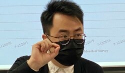 时事评论员李傲然表示,近一年来香港公民社会瓦解的氛围下,连做香港人都要偷偷摸摸 (美国之音汤惠芸)