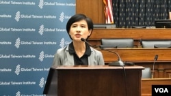 台湾文化部长郑丽君2019年5月22日在纪录片“我们的青春,在台湾”美国国会山播映会上讲话(美国之音锺辰芳拍摄)