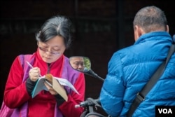 台湾人安基金会的工作人员正在为申请者登记。(美国之音记者方正拍摄)