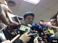 陆委会副主委邱垂正2017年5月17日在立法院接受媒体采访 (美国之音记者申华 拍摄)