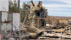 雕塑家陈维明告诉美国之音,“中共病毒”现在只需要盖上头盖骨,再种上一根根病毒,涂上颜色之后就是成品了。(美国之音,2021年5月25日)