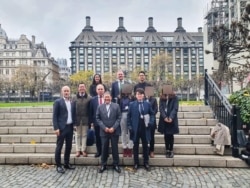 郑文杰(前排右一)与罗冠聪(后排右一)(照片来源:Hongkongers in Britain英国港侨协会Facebook网页)