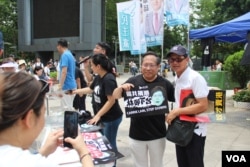 2019年6月9日反逃犯条例修法大游行前支持者和支联会主席何俊仁合影 (美国之音申华拍摄)