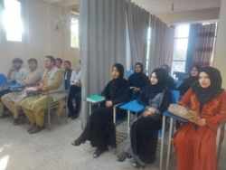 社交媒体传播的照片显示,阿富汗的大学复课,在喀布尔的阿维森纳大学,男女生隔着帘子上课。(2021年9月6日)