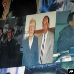 王康曾跟薄熙来之父薄一波有一面之交,王康办公室墙上挂着他与薄一波的合影