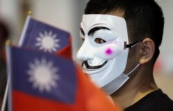 一名香港示威者手举台湾旗帜庆祝台湾双十节。(2019年10月10日)