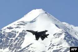 一架印度战机飞行在中印边境两国军队发生冲突的地区上空。(2020年6月23日)
