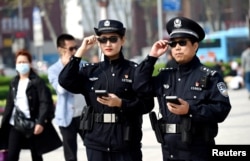 2018年4月3日,警察在中国河南省洛阳市展示他们的智能眼镜。