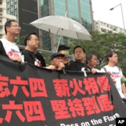 司徒华(中,持话筒)带病冒雨出席2010年纪念六四大游行