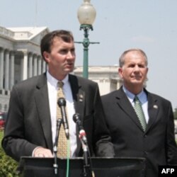 众议员彼得. 欧森(左)在国会山召开记者会