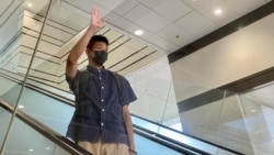 邹家成自行到西九龙裁判法院应讯,进入法庭前向传媒打招呼。 (美国之音/汤惠芸)