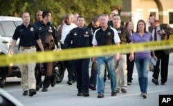 美国佛罗里达州奥兰多市的市长戴尔,警察局长约翰·米纳在惨案发生后前来召开记者会(2016年6月12日)