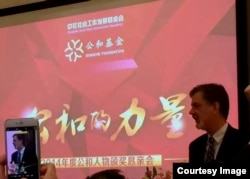 卢百可荣获中国民间组织《公和基金会》2014年度公和人物奖。这是他在北京颁将会上发言(卢百可提供)