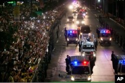 大批信众兴奋地聚集在马尼拉的大道两边,欢迎教宗来访。(2015年1月15日)