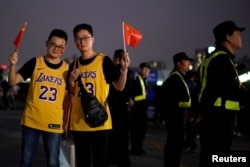 中国球迷在NBA湖人队和篮网队交锋前在上海站的比赛场馆挥舞中国国旗。(2019年10月10日)