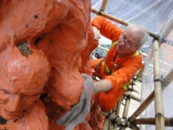 2013年高志活赴港统筹“国殇之柱”维修工作。(照片提供:高志活)