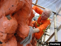 2013年高志活(Jens Galschiot)赴港统筹“国殇之柱”维修工作。(照片提供:高志活)