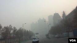 2016年12月19日下午,河北省石家庄市雾霾笼罩能见度大幅降低。(美国之音叶兵拍摄)