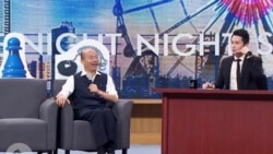 韩国瑜(左)参加博恩夜夜秀