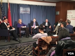 2018年4月24日,孔子学院美国中心和中美强基金会联合举办的中美教育交流活动在首都华盛顿国家记者俱乐部举行。与会专家从左至右依次为:中美强基金会CEO John Holden,约翰霍普金斯大学中国项目执行主任Madelyn Ross,亚利桑那州立大学副校长邵建隆(Matt Salmon),内布拉斯加大学法学院教授Harvey Perlman,马萨诸塞大学波士顿分校政治学教授Winston Langley。(美国之音于盟童拍摄)