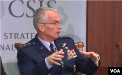 美军参谋长联席会议副主席塞尔瓦上将2016年10月28日称美军优势得益于民主与开放社会 (美国之音黎堡拍摄)