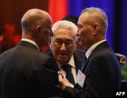 2015年9月22日,在美国华盛顿州西雅图的威斯汀酒店,中国国家发展和改革委员会副主任刘鹤,美国加利福尼亚州州长杰瑞·布朗(左)与前美国国务卿基辛格(中)在欢迎中国国家主席习近平的晚宴上。