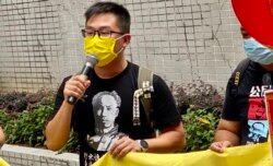 社民连主席黄浩铭身穿印有中共创始人之一陈独秀头象的黑色T恤,呼吁中共毋忘建党初心 (美国之音/汤惠芸)
