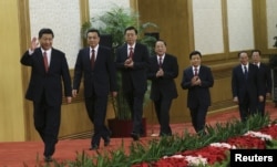 中共十八届新常委在记者会上亮相(2012年11月15日)