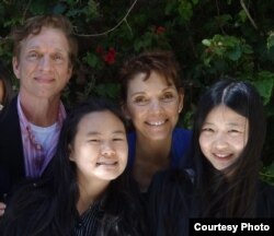张安妮、张儒莉和瑞洁及其丈夫罗伯特(照片由女权无疆界提供)