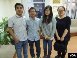从左到右:张同学,钟同学,台湾陈同学,乌鲁木齐的李同学。(美国之音白桦拍摄)