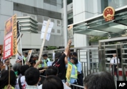 示威者与警方肢体冲撞