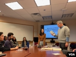 美国乔治敦大学历史学教授米华健(James Millward)向听众介绍赵思乐的新作《她们的征途》。