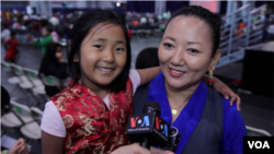 拜尔奥卡带六岁女儿参加庆祝活动 (美国之音赵江拍摄 )