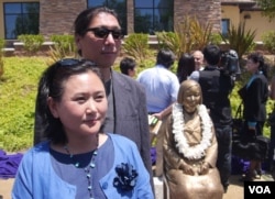 设计慰安妇塑像的韩国夫妇(美国之音国符拍摄)