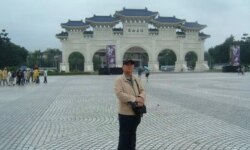 王医生自由广场留影(王医生提供)