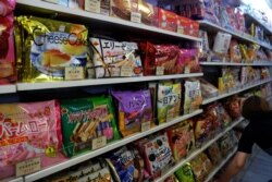 资料照:台湾新北市一家商店货架上的日本食品。(2015年5月15日)