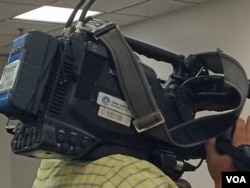 在六四纪念活动现场“采访”的新华社记者。(美国之音安华拍摄)