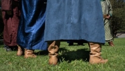 一些长大于文革时期的蒙古族人表示,那时候他们自己的蒙古文化传统受到了以汉人为主体的中国政府的压迫和抹杀。(美国之音记者文灏拍摄)