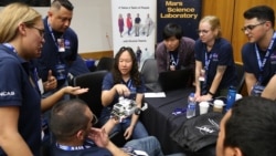 NASA华裔女科学家艾米·关(中间)在给来访者讲解。(Courtesy NASA/JPL-Caltech)