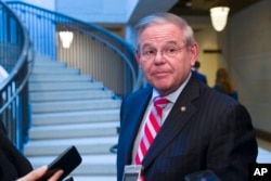 参议院外交委员会首席民主党议员梅嫩德斯接受采访(资料照))