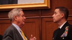 众议院军委会成员威尔逊(Joe Wilson)与海军官员交谈(美国之音黎堡2020年2月27日摄)