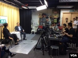 香港媒体自由橱窗:立法会议员刘慧卿主持的“议会内外”节目录制现场 (美国之音记者申华拍摄)