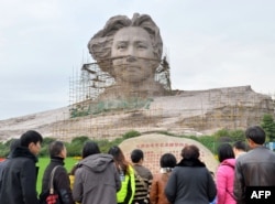游客在长沙参观正在建造的青年毛泽东塑像(2013年11月26日)