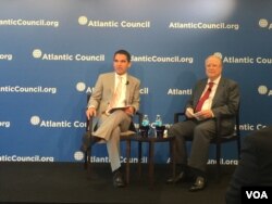 巴西驻美大使阿玛拉尔(右)6月26日在大西洋理事会讨论中国在拉美投资(美国之音叶林拍摄)