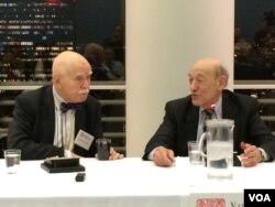 孔杰荣和傅高义在讲台上 (美国之音方冰拍摄)