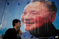 资料照:2010年10月21日,上海街头竖立的中国前领导人邓小平的宣传画。