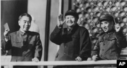 1967年,中共主席毛泽东和她的副手林彪以及中国总理周恩来在天安门上微笑