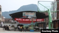 中国计生部门近年开始清理含有暴力恐吓意味的标语口号。图为一幅曾悬挂在广西省桂平市双罗农贸市场的计生标语。(网络图片)