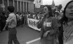 1989年4月27日来自各行各业的数百万学生和平民参加了游行。